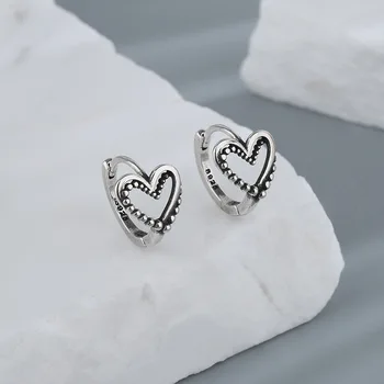 Retro gümüş renk içi boş kalp şeklinde küpe kadınlar için asimetrik çift aşk küçük kulak tokası